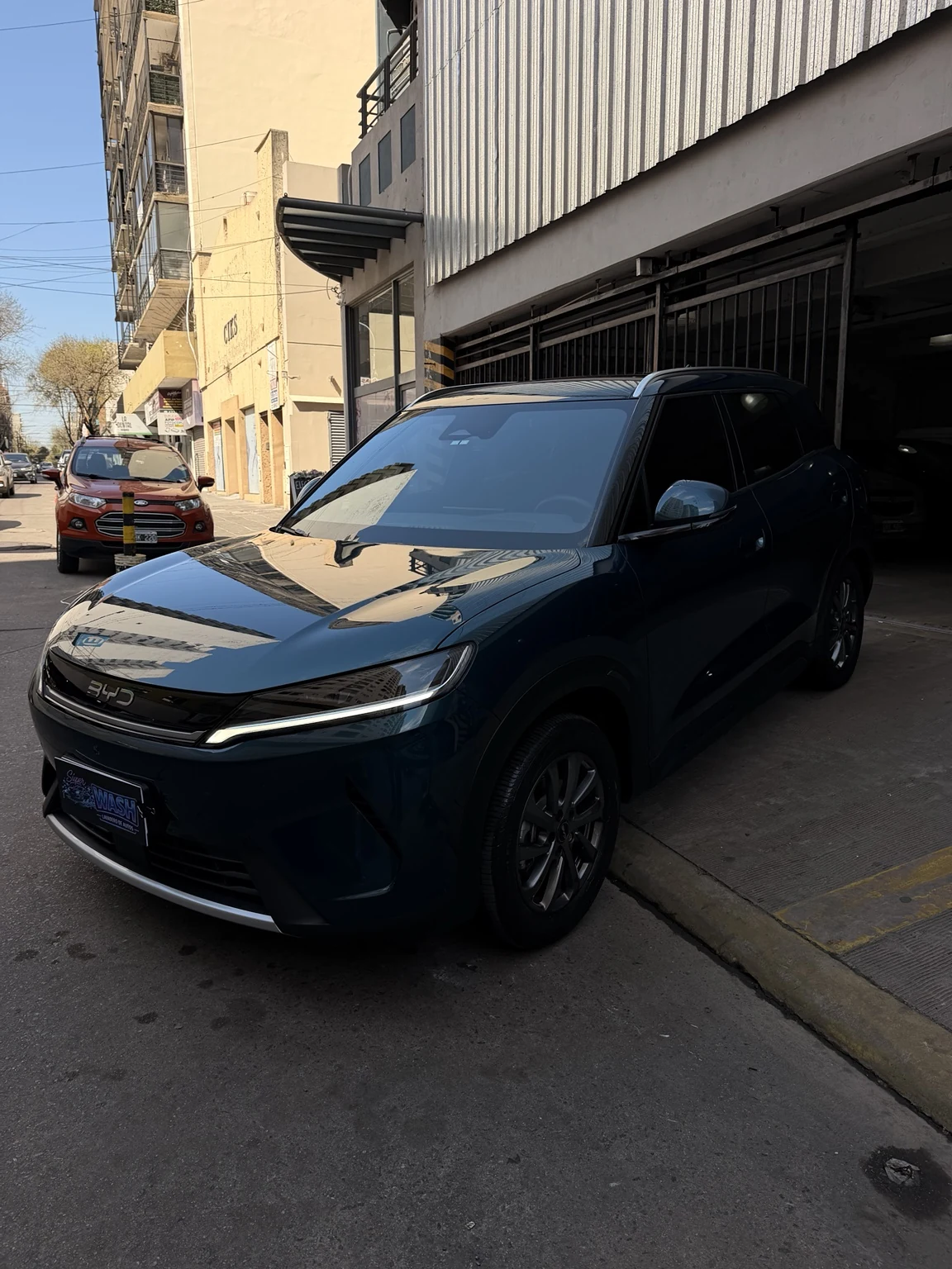 Auto negro afuera del estudio de detailing de noche